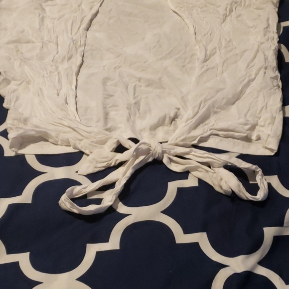 Simple whit top - Picture 3 of 3
